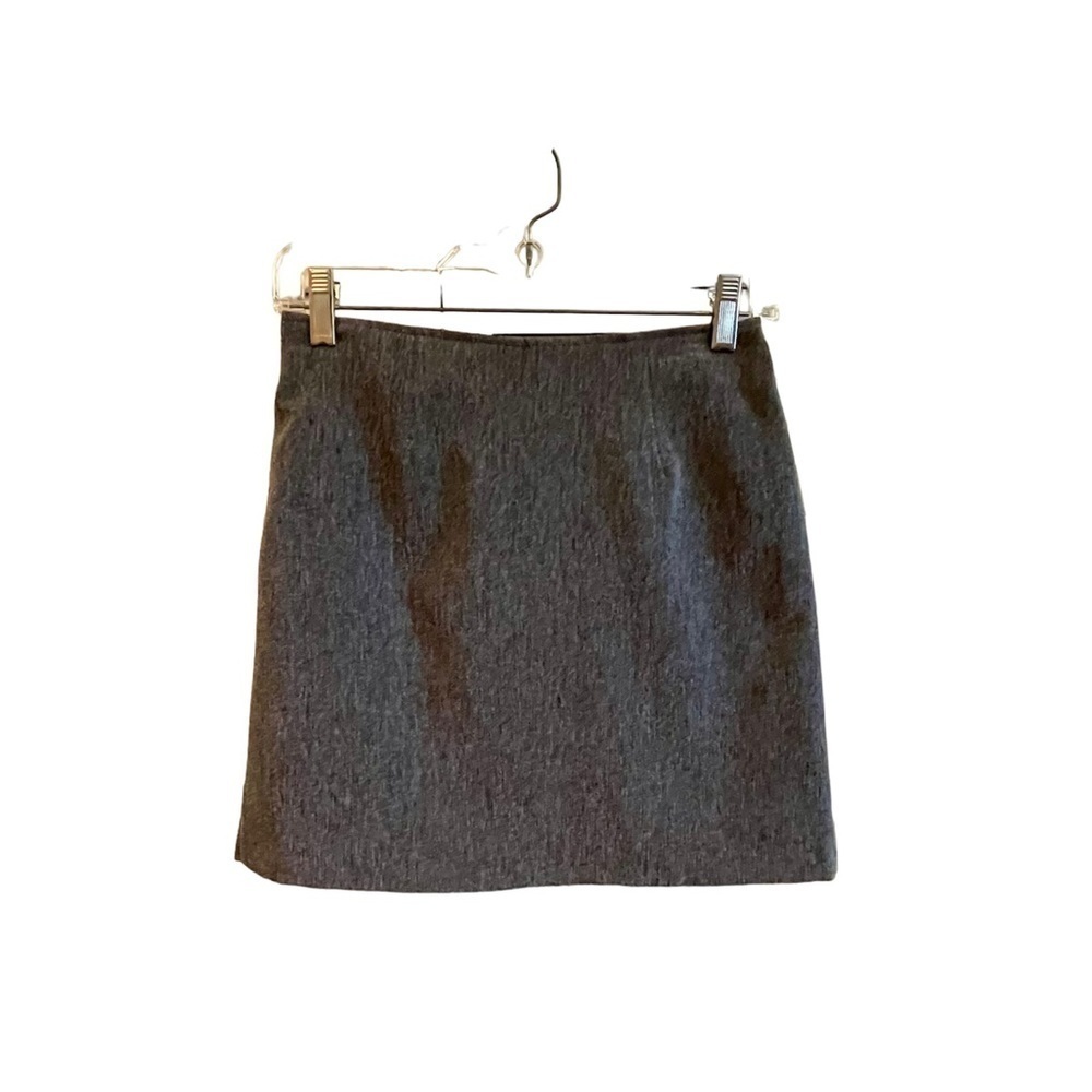 LA BELLE, GREY MINI SKIRT. SIZE 5.